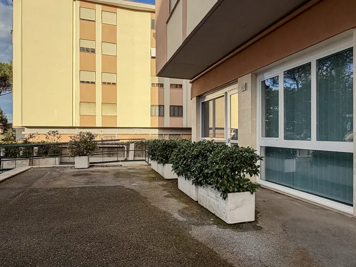 Cortile davanti allo studio di Via Domenico Jachino 69, a Roma Eur-Mostacciano