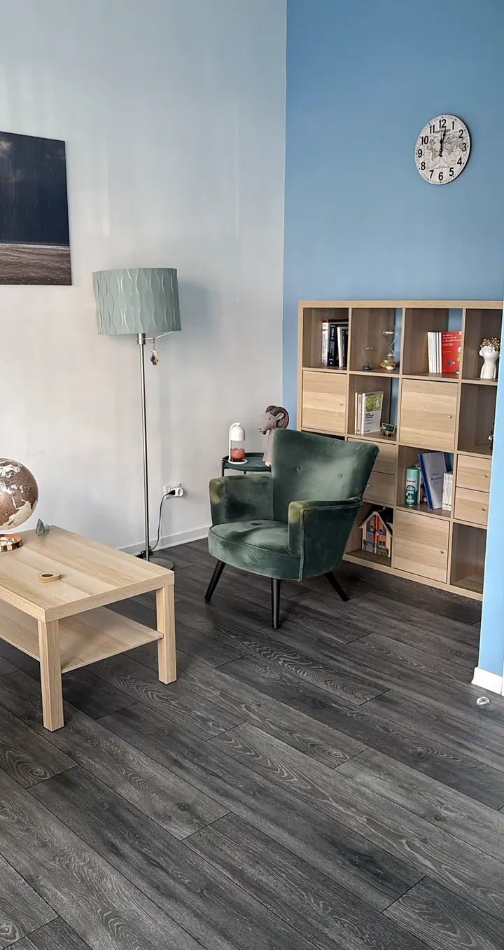 Poltrona verde e libreria nella stanza dei colloqui dello studio a Roma Eur
